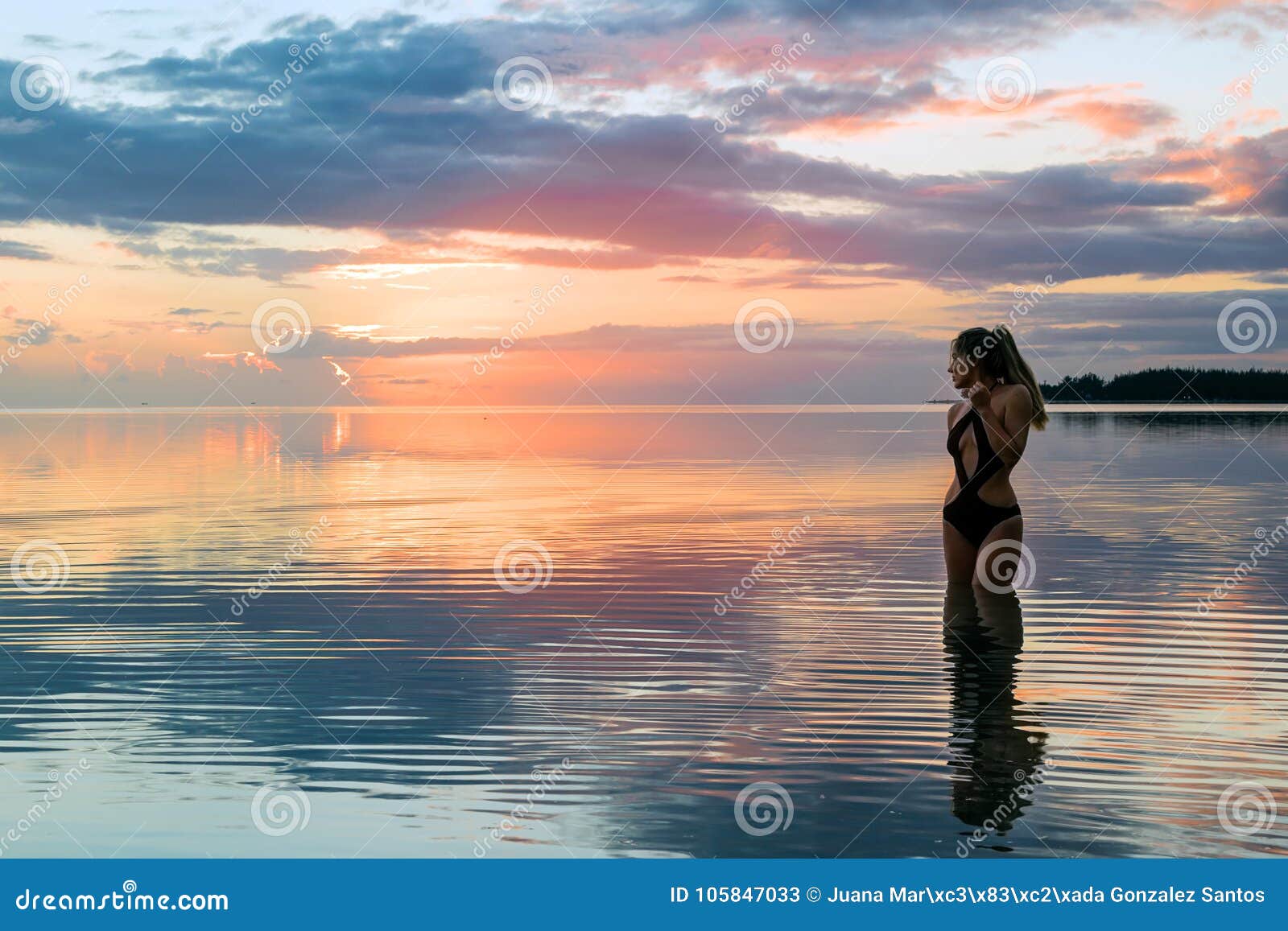 Paysage De Femme Au Coucher Du Soleil Sur Lîle Des îles