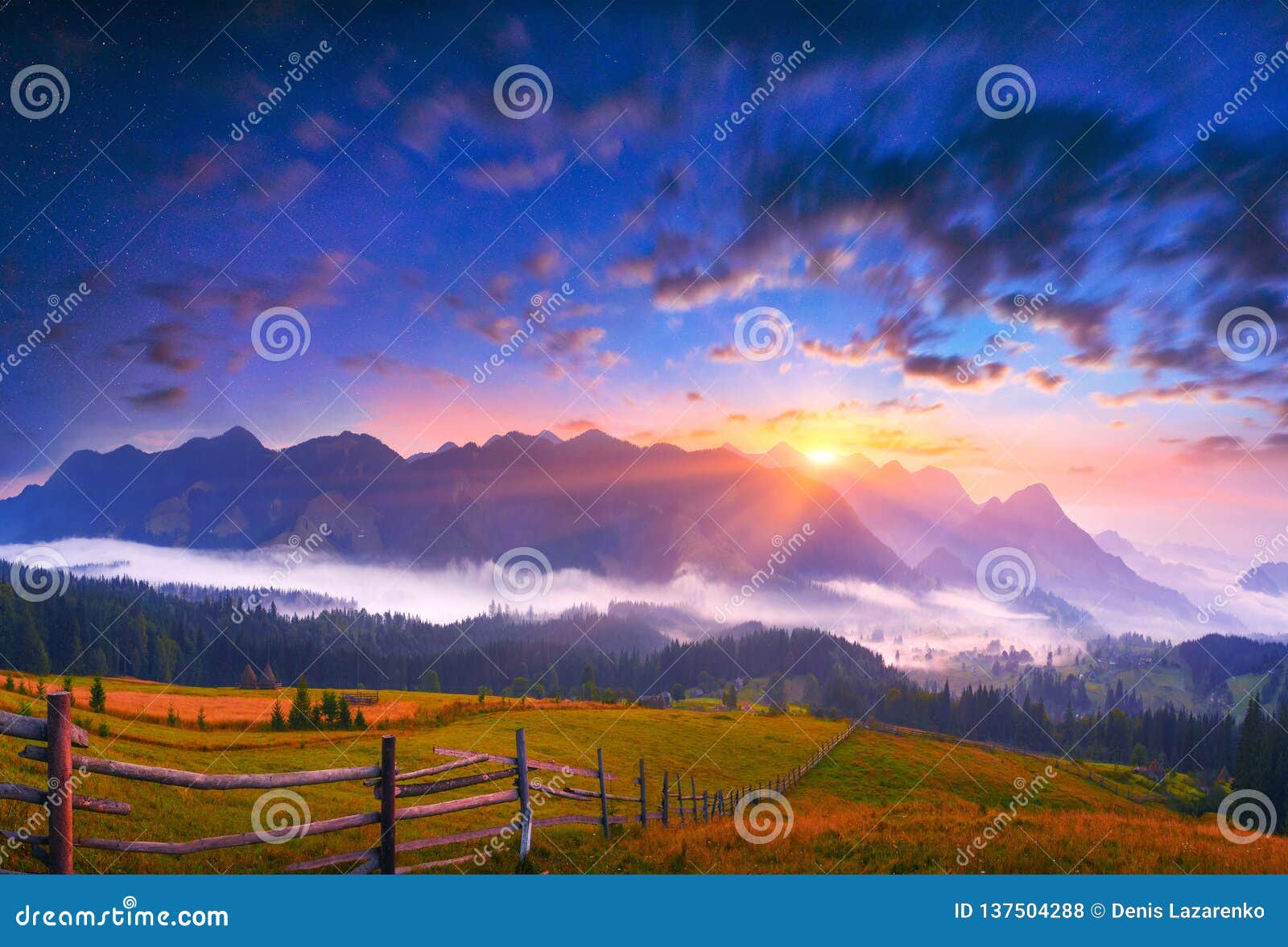 Paysage Des Montagnes D Ete Avec Le Soleil Levant Photo Stock Image Du Beaucoup Sunbeam