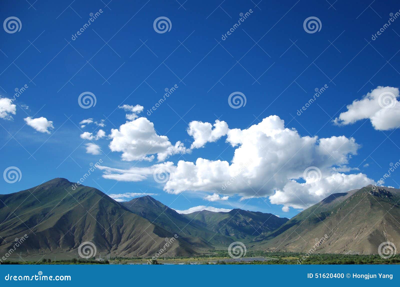Le paysage du Thibet le plus commun, ciel bleu, nuages blancs, la crête de château