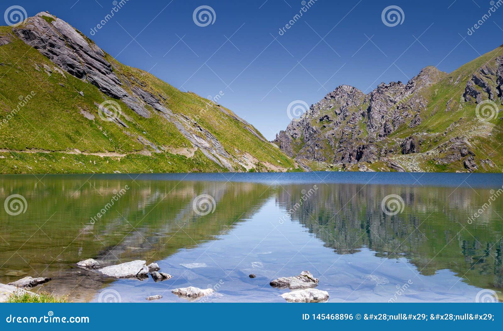 Paysage idyllique d'?t? avec le lac clair de montagne dans les Alpes. Paysage d'été avec le lac clair de montagne en Suisse