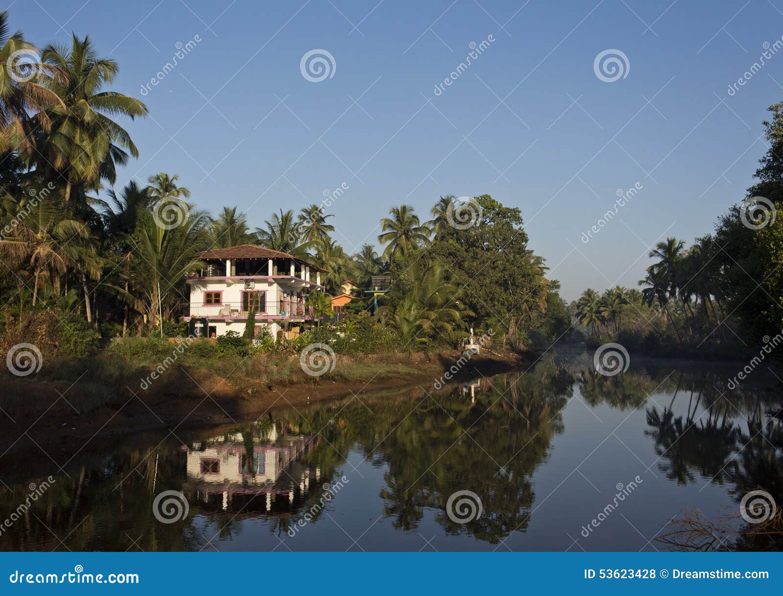 Paysage : maison dans les palmiers près de la rivière, Siolim, Goa, Inde