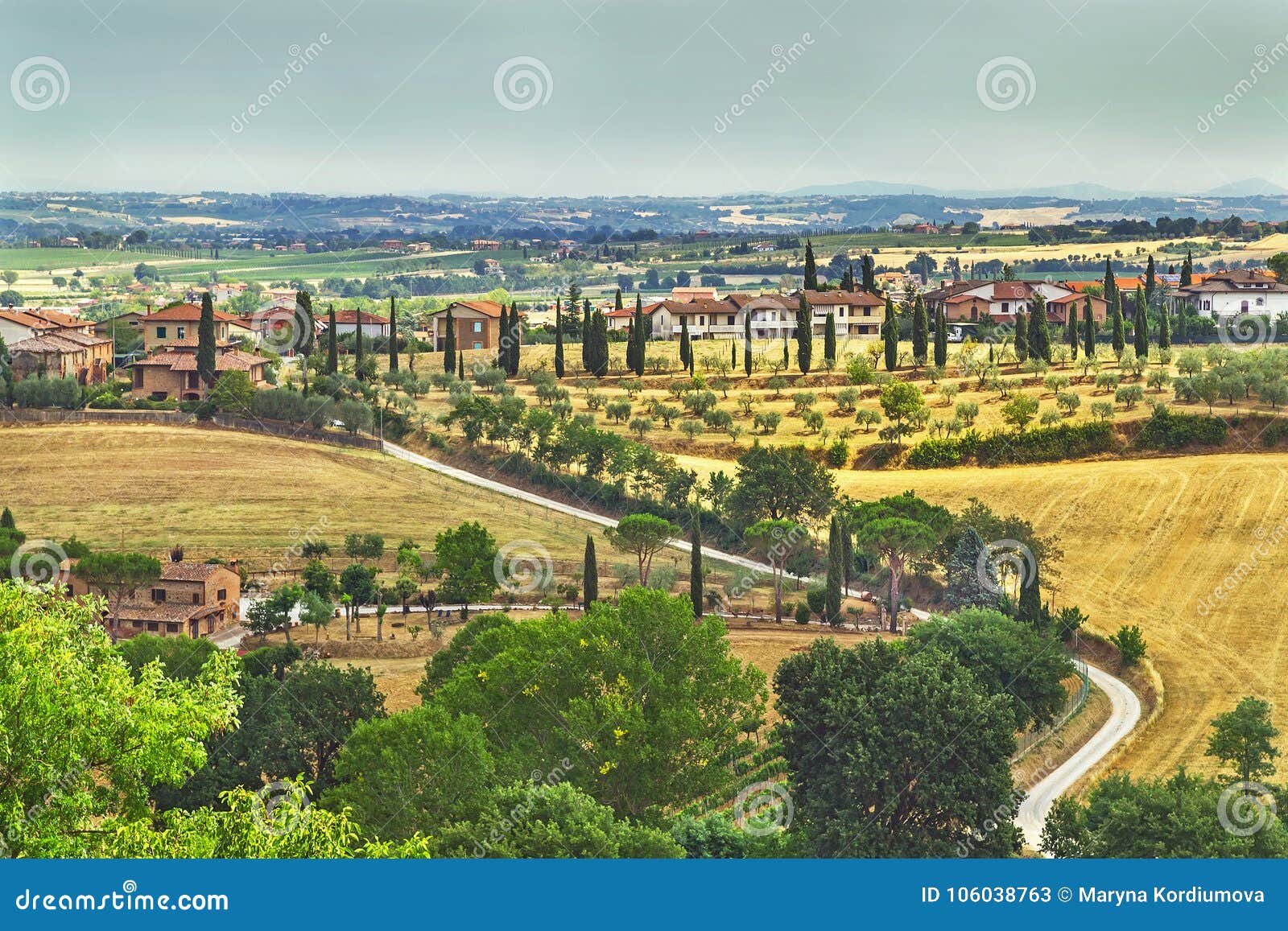 Paysage pittoresque de la Toscane avec Rolling Hills, vallées, champs ensoleillés, arbres de cyprès le long d'enrouler la route rurale, maisons sur une colline Di Sienne de Torrita de municipalité ` Orcia, Italie de Val d l'europe Vacances, voyage, concept de nature