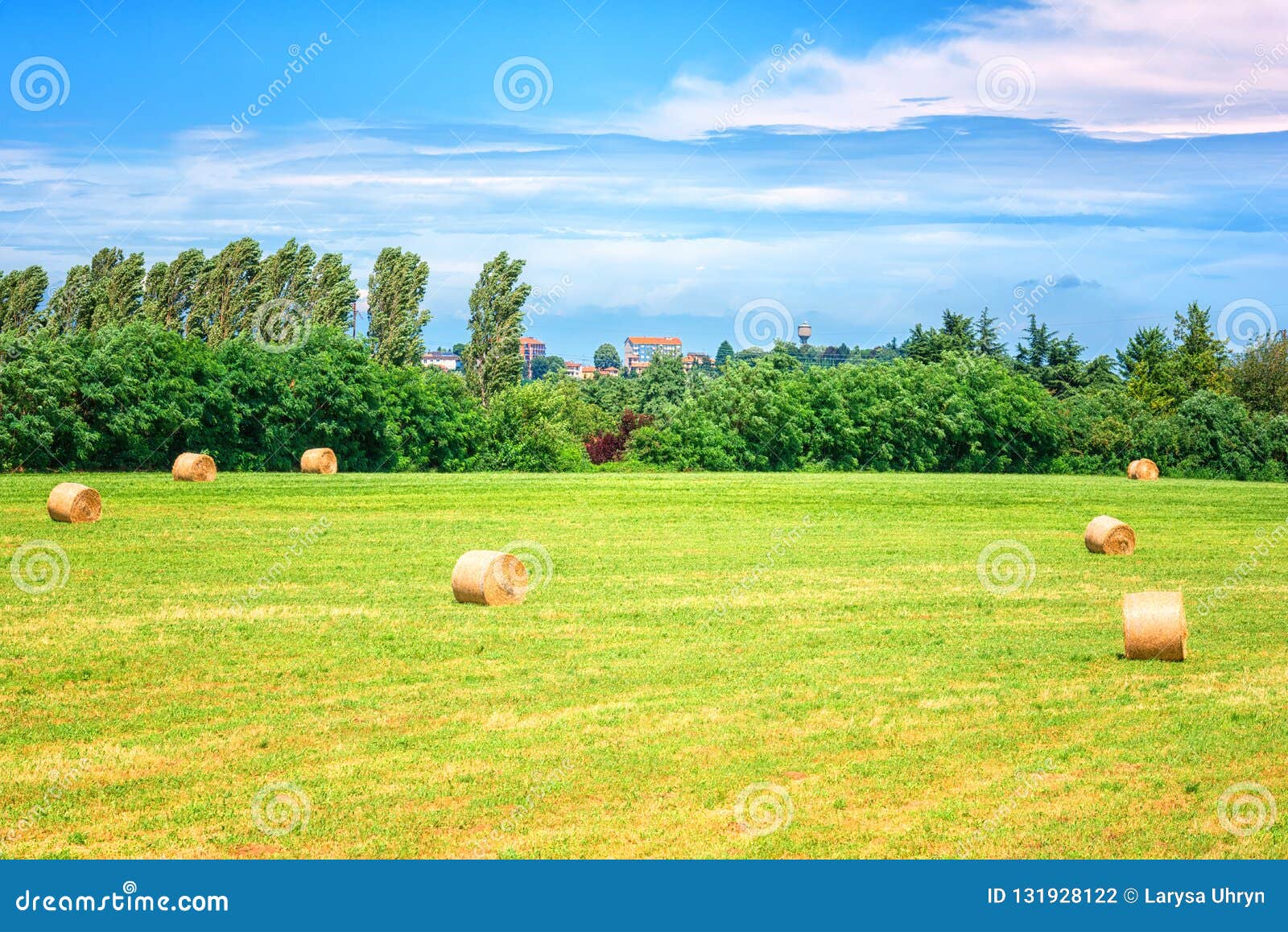 Paysage Rural Un Beau Jour D Ete Campagne De La Toscane Avec Des Montagnes D Alpes Et Ciel Nuageux Bleu Italie Photo Stock Image Du Nature Jour