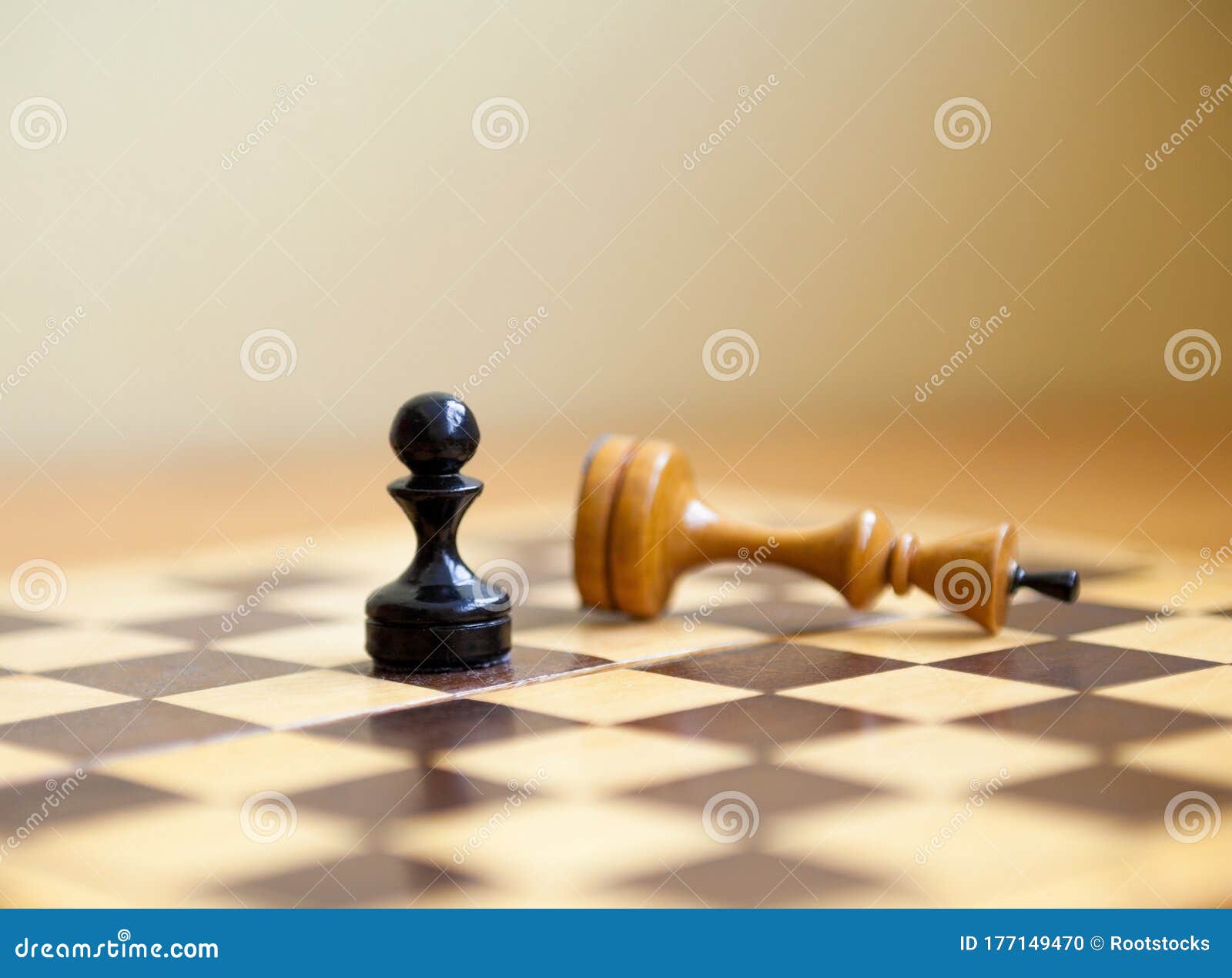 Peão Ganha Vitória Sobre O Rei. Peças De Xadrez Foto de Stock - Imagem de  posicione, conceptual: 177149470