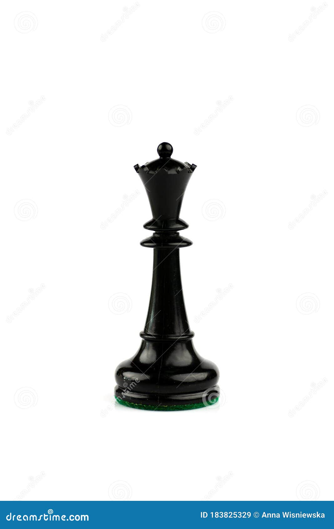 Uma peça de xadrez rainha branca está em um fundo preto.