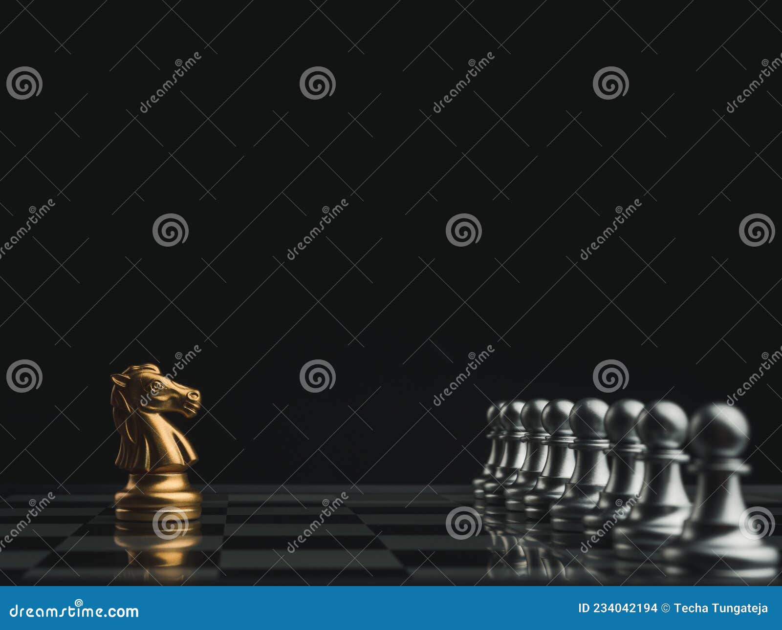 Peça de cavalo dourada de xadrez no tabuleiro.