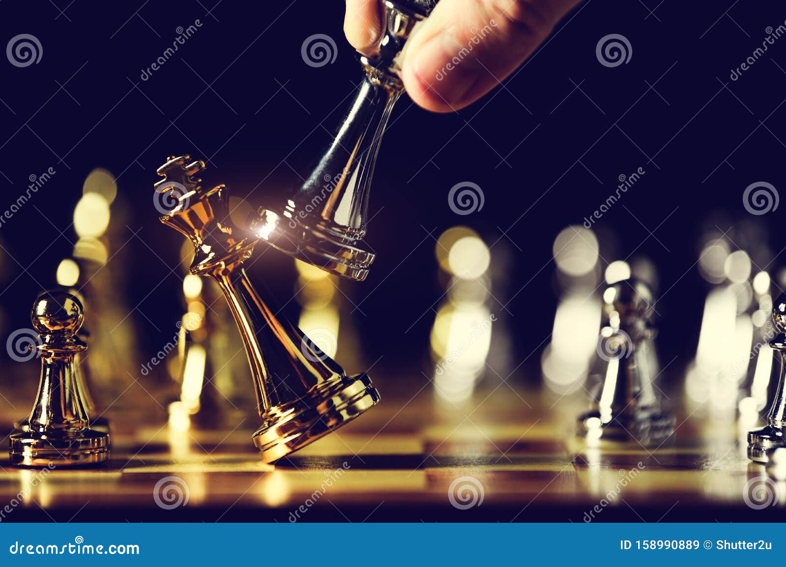 Foto de Checkmate Mão Faz Final Ganhando Movimento No Jogo De