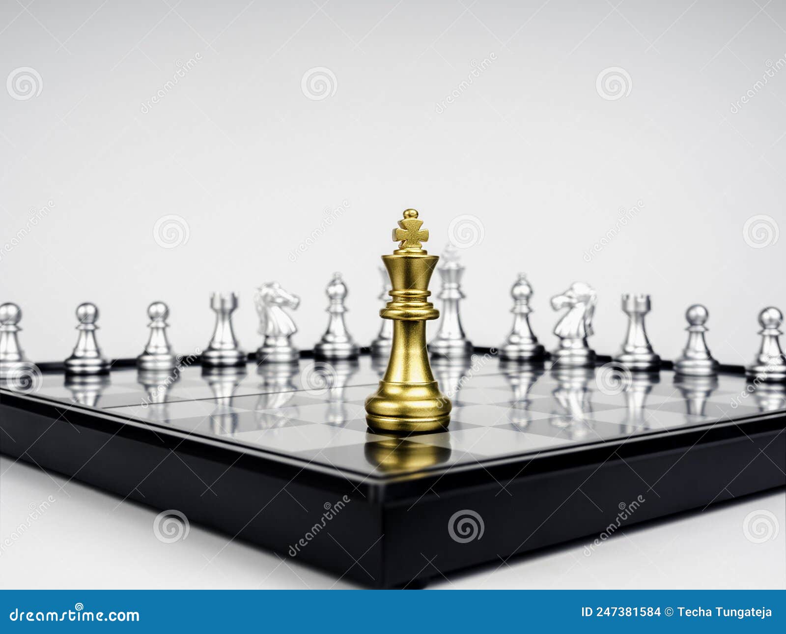 Peça de xadrez do rei de ouro e várias peças de xadrez em um