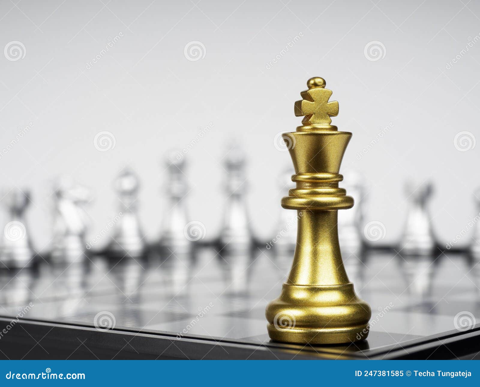 A Peça De Xadrez Do Rei Dourado Que Fica No Tabuleiro De Xadrez. Imagem de  Stock - Imagem de potência, partes: 247381585