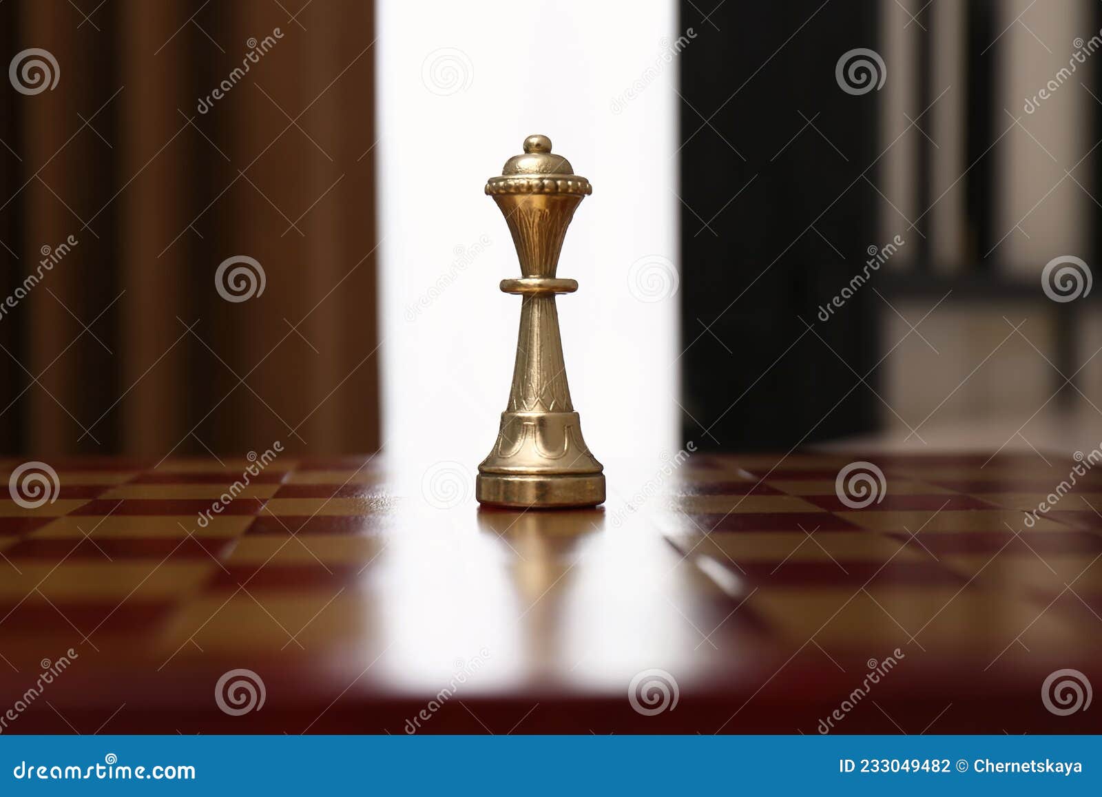 Uma peça de xadrez de rainha dourada e uma peça de xadrez de