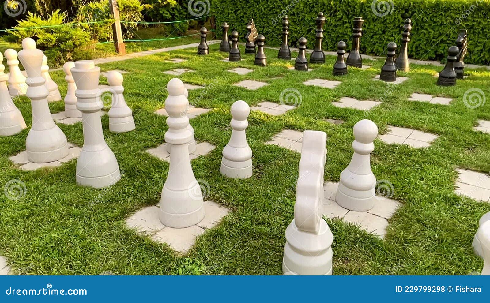 Empresário joga no jogo de tabuleiro de xadrez para ideias e