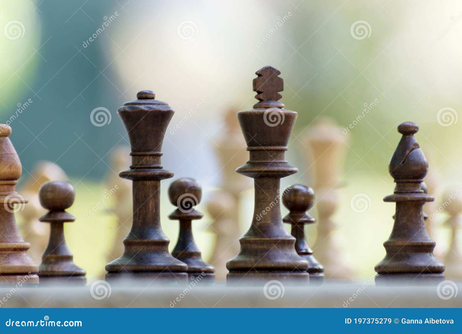 Feche o tabuleiro de jogo de competição de xadrez figura de