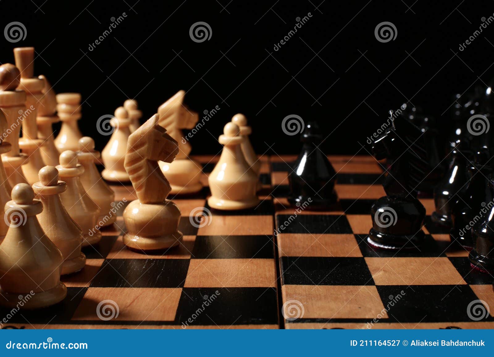 Peças De Xadrez De Madeira No Tabuleiro Imagem de Stock - Imagem de xadrez,  derrota: 211164527