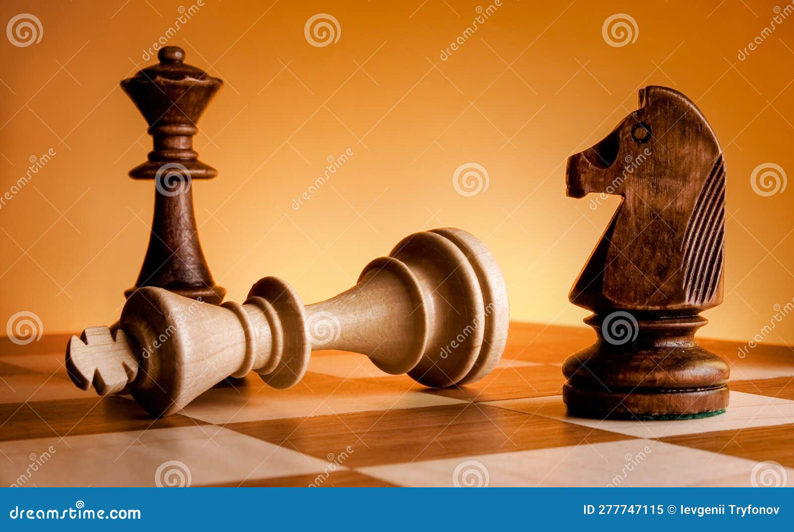 Peças de jogo de xadrez em figuras de tabuleiro de xadrez rei