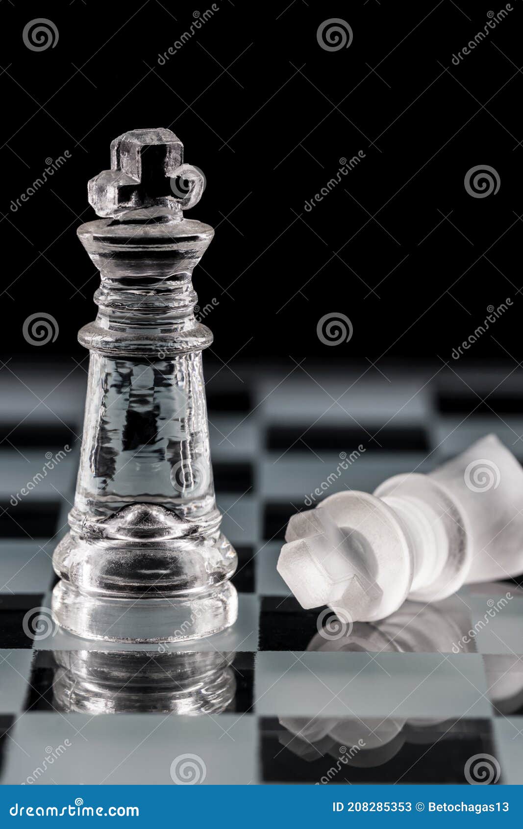 Peças De Xadrez De Vidro Num Tabuleiro De Xadrez De Vidro Imagem de Stock -  Imagem de xadrez, tabuleiro: 208285353