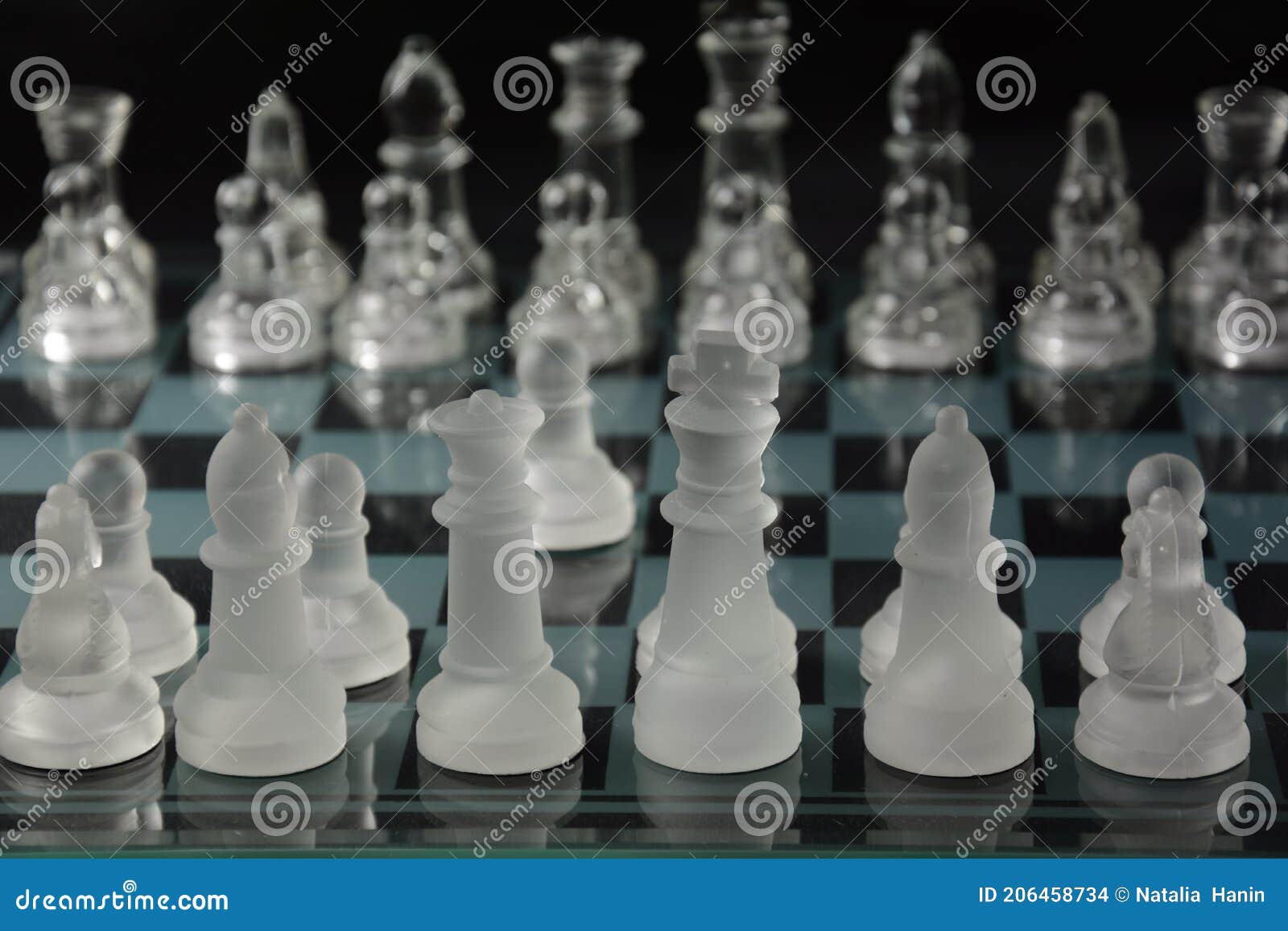 Um tabuleiro de xadrez com tampo de vidro transparente e a palavra xadrez