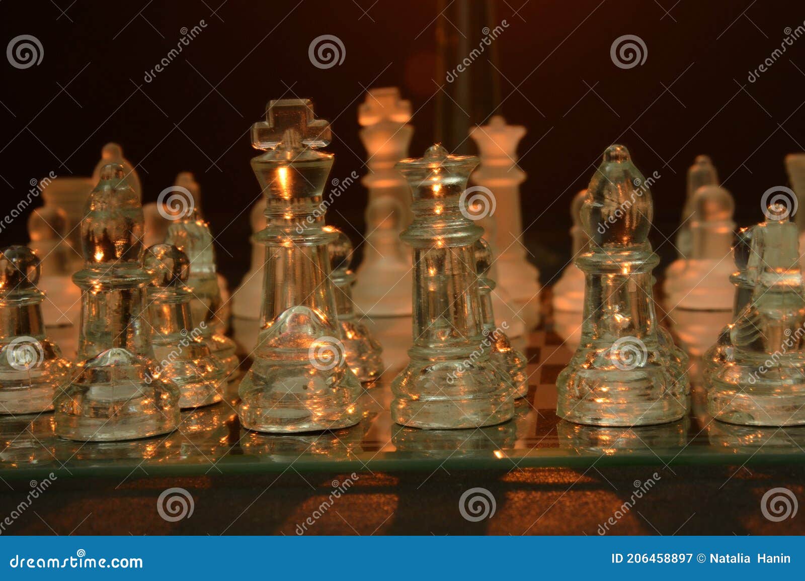 Um tabuleiro de xadrez com tampo de vidro transparente e a palavra xadrez