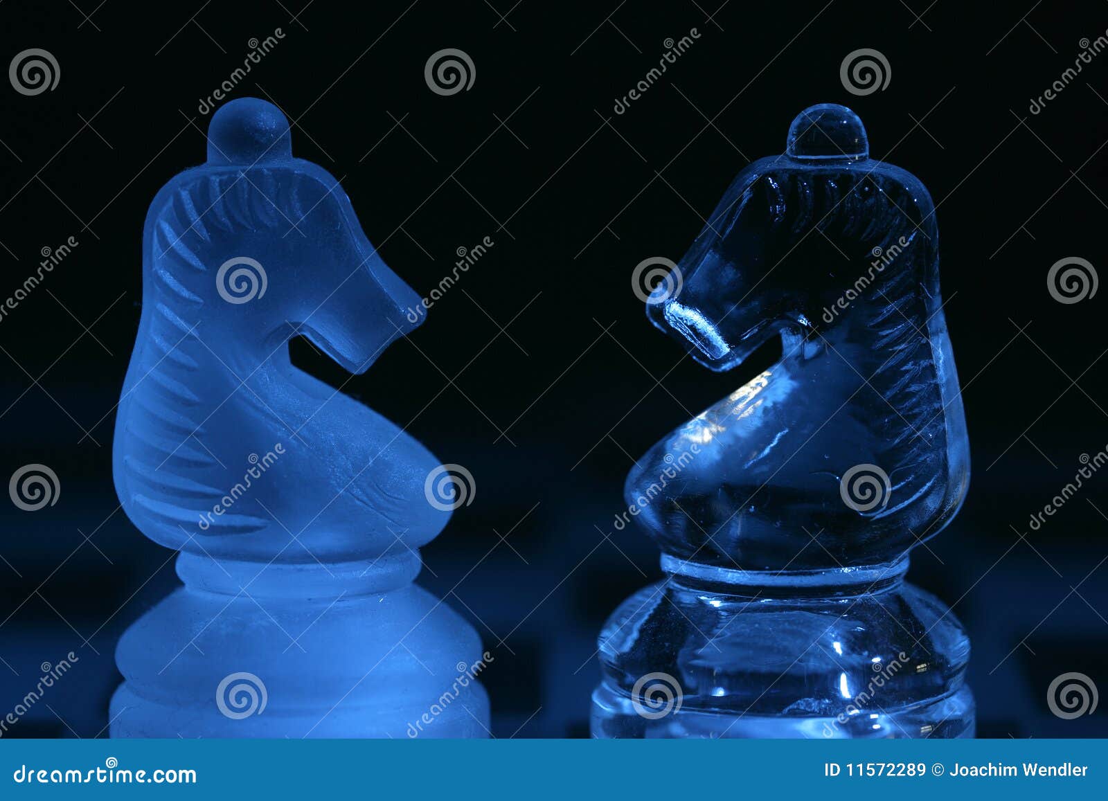 Peças Do Jogo De Xadrez No Azul Imagem de Stock - Imagem de preto