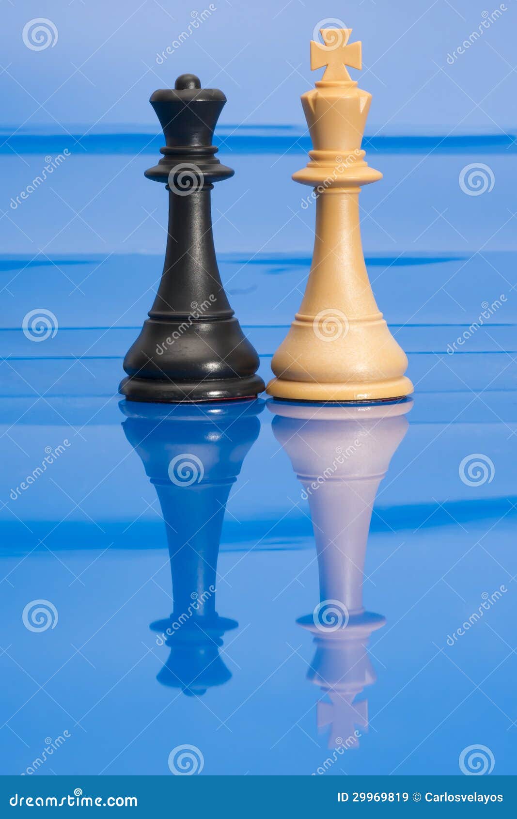 Peças de xadrez de vidro em um tabuleiro de xadrez de vidro com reflexão,  sobre um fundo preto.