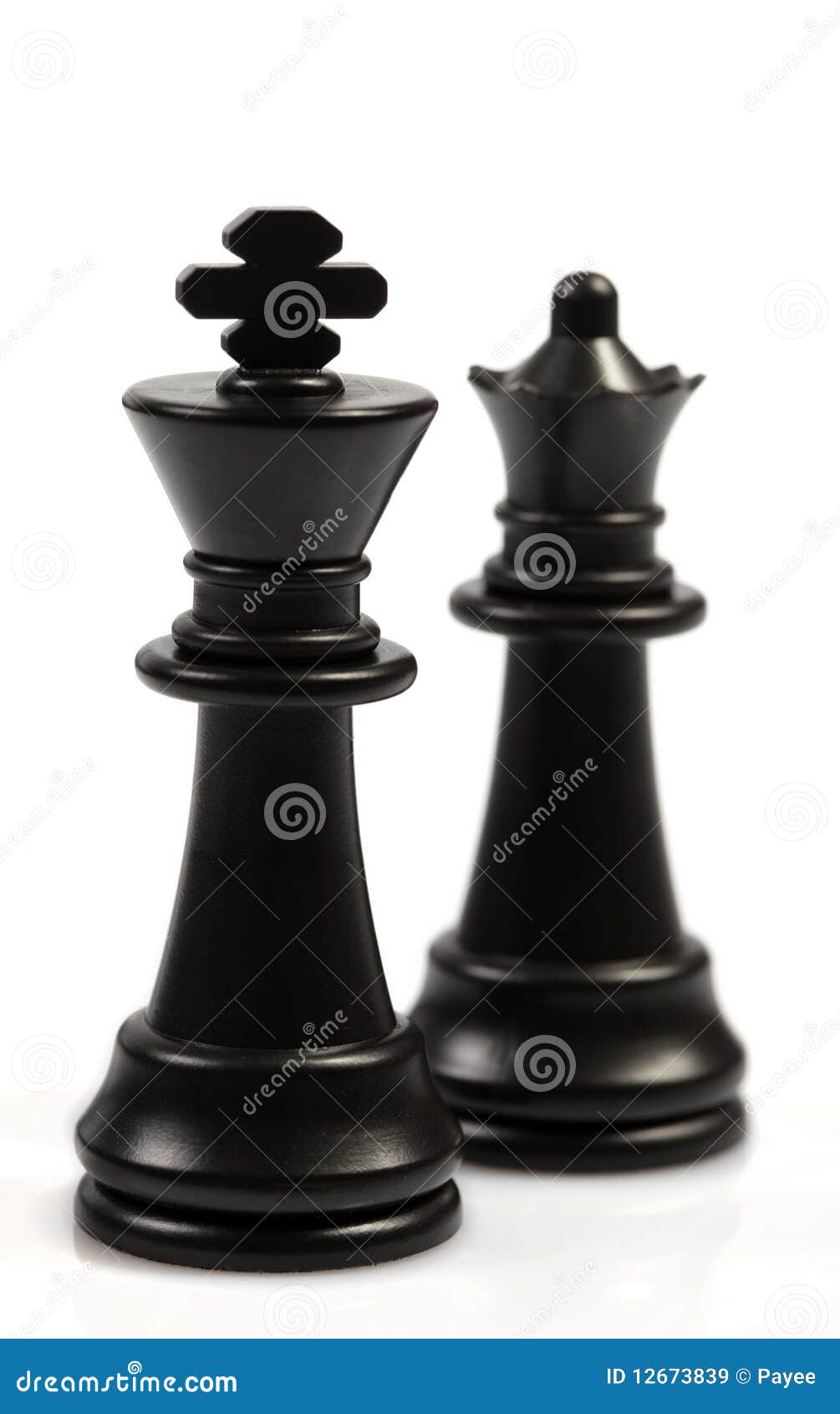 Peças de xadrez pretas em um tabuleiro de xadrez