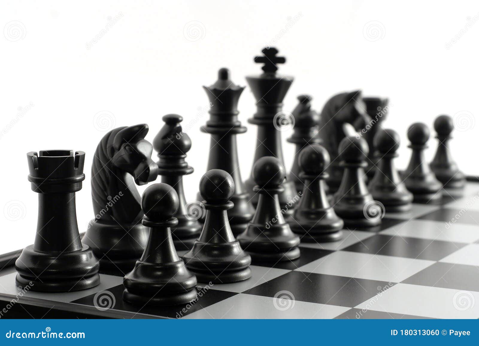 Um tabuleiro de xadrez com peças de xadrez posição de figuras brancas e  pretas em um tabuleiro de xadrez