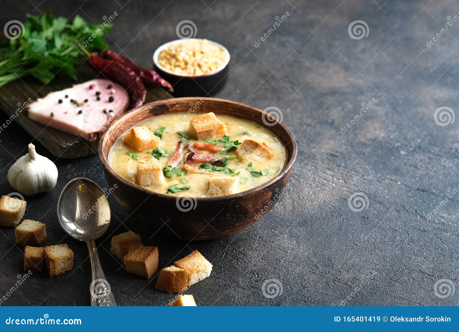 Pea Soup with Bacon, Herbs and Bread Crumbs 库存图片 图片 包括有 有机, 薄脆饼干