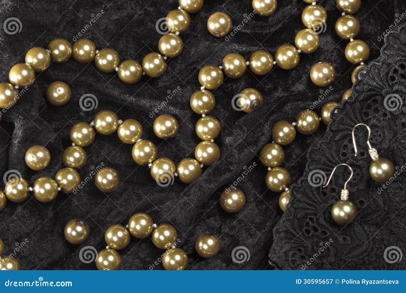 Velvet Pearl Necklace That Turns Heads in the City Lights