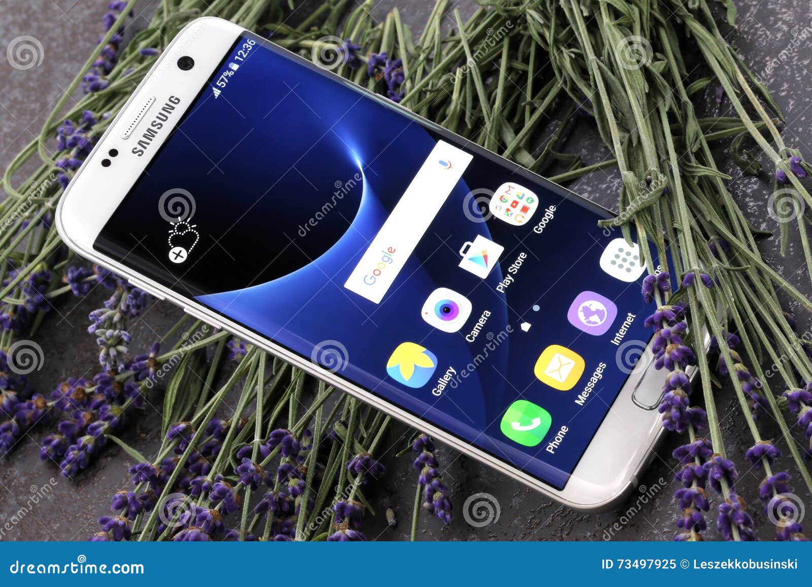 Samsung S7 EDGE màu pearl là một sự kết hợp tuyệt vời giữa sự tinh tế và quyến rũ. Hình ảnh vàng óng ánh trên nền hoa lavender sẽ khiến cho bạn phải ngỡ ngàng. Nếu bạn là một người yêu thích sự độc đáo và cá tính, hãy xem hình ảnh này ngay thôi.