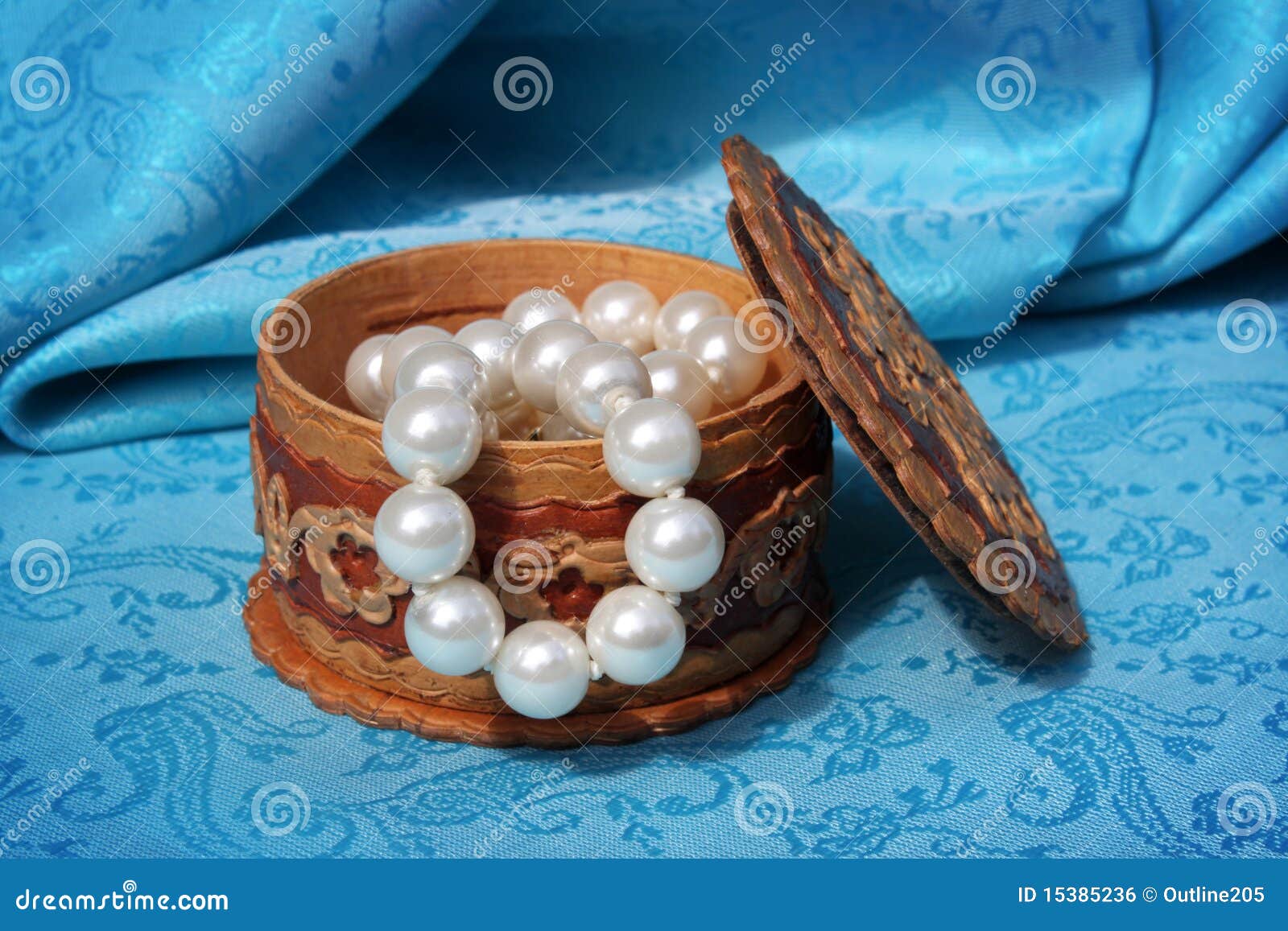 Pearls in a jewelry box stock photo. Image of valentine 15385236