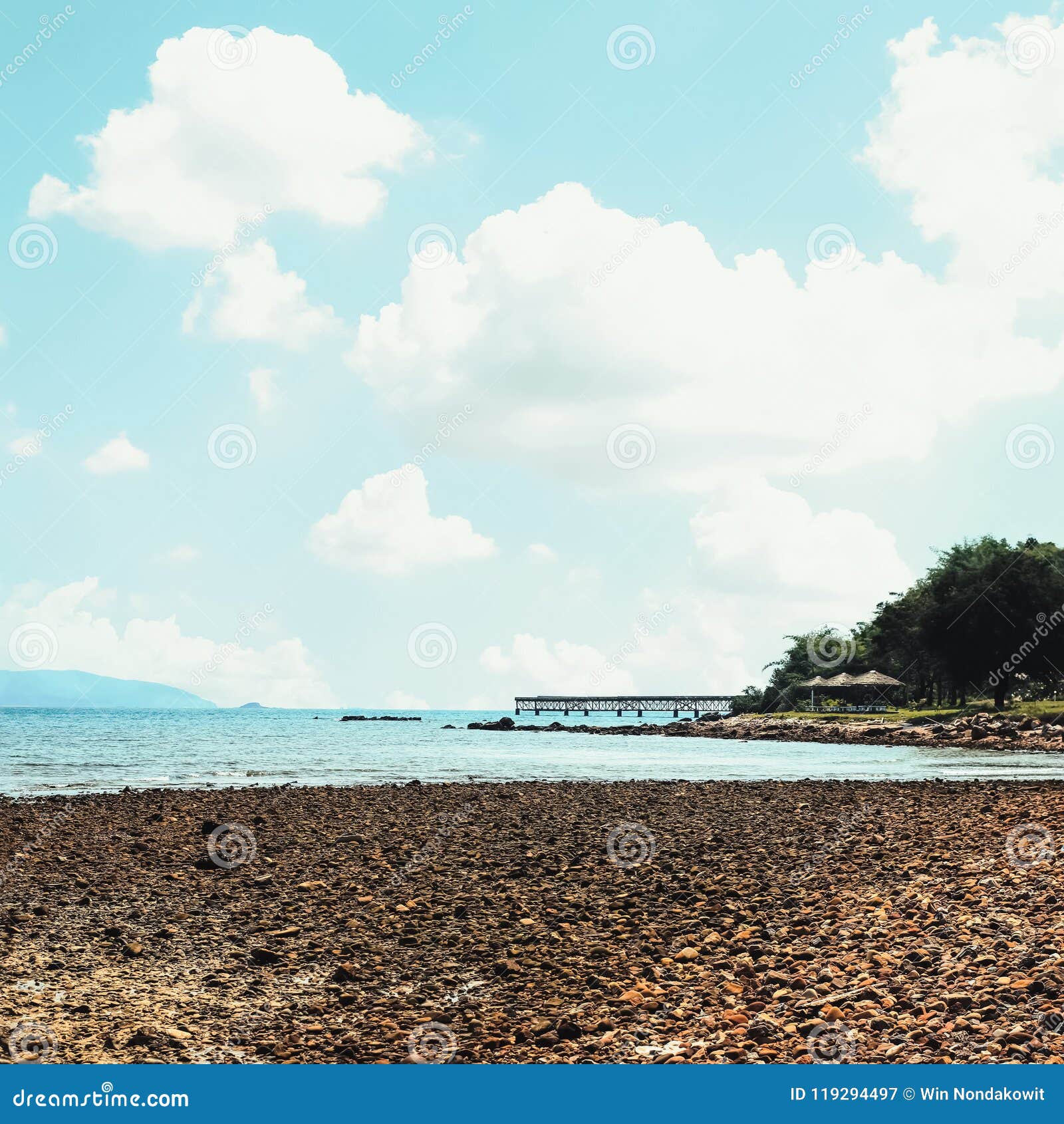 Pebble- Beach und Himmelhintergrund. Pebble- Beachlandschafts- und -himmelhintergrund