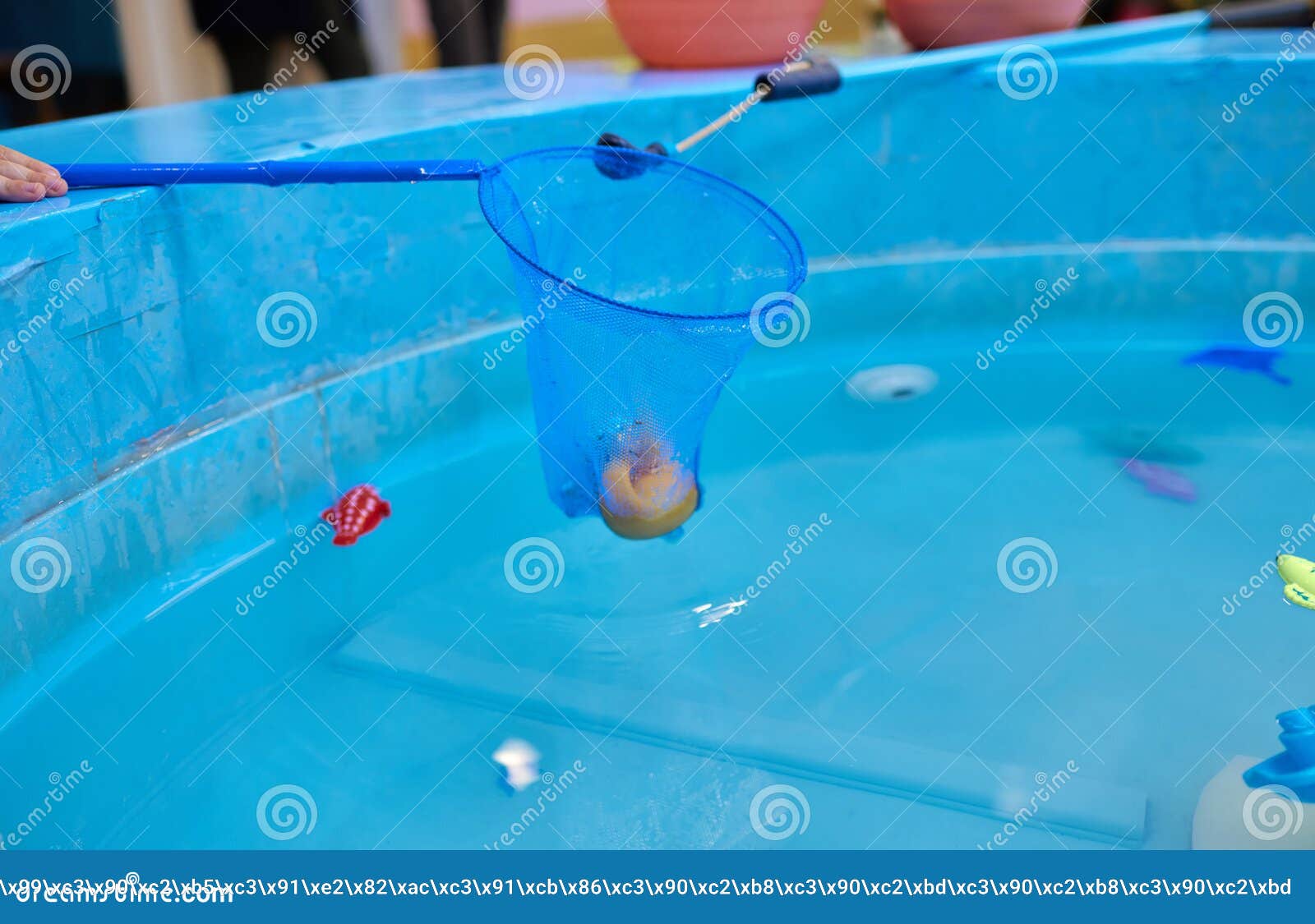 Peces De Juguete De Plástico Multicolor En Piscina Para Niños Juego De  Concepto De Pesca. Imagen de archivo - Imagen de feliz, resorte: 246559829