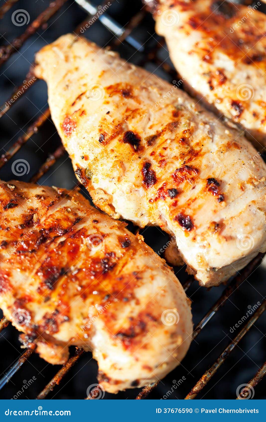 Pechuga De Pollo Asada a La Parrilla En Barbacoa Foto de archivo