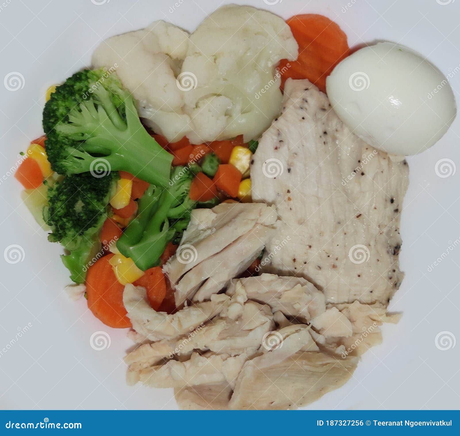 Pechuga De Pollo Orgánica Al Estrellado Sirviendo Con Huevo Medio Cocido En  Rodajas Y Varias Verduras Zanahorias De Maíz Guisantes Foto de archivo -  Imagen de hierba, calor: 187327256