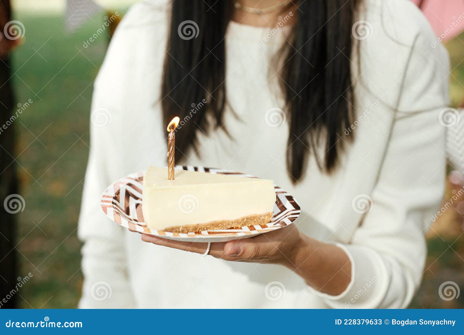 Pedazo De Torta De Cumpleaños Moderna Con Una Vela En Llamas En Mano De  Mujer. Celebración De Cumpleaños En La Fiesta De Picnic Al Imagen de  archivo - Imagen de aniversario, exterior: