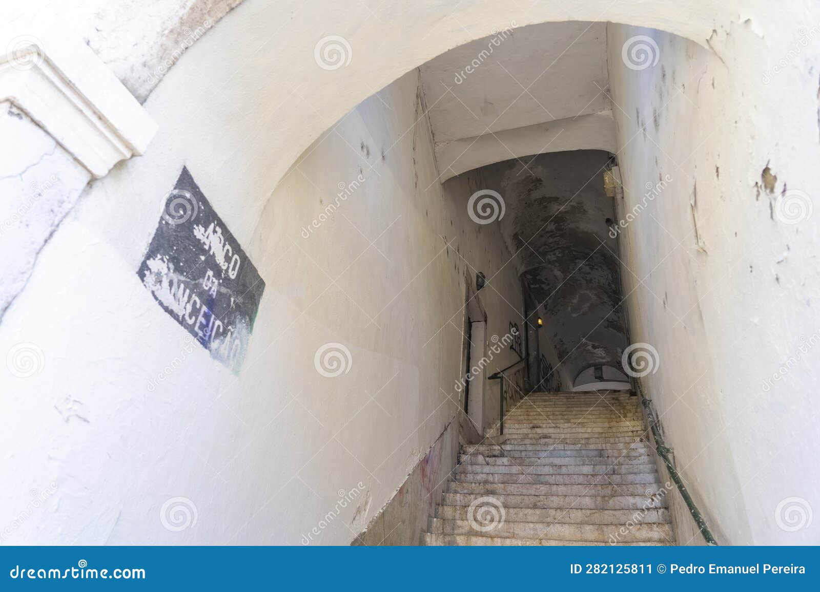 pedestrian access tunnel arco da sloth, or arco da conceiÃ§Ã£o in lisbon