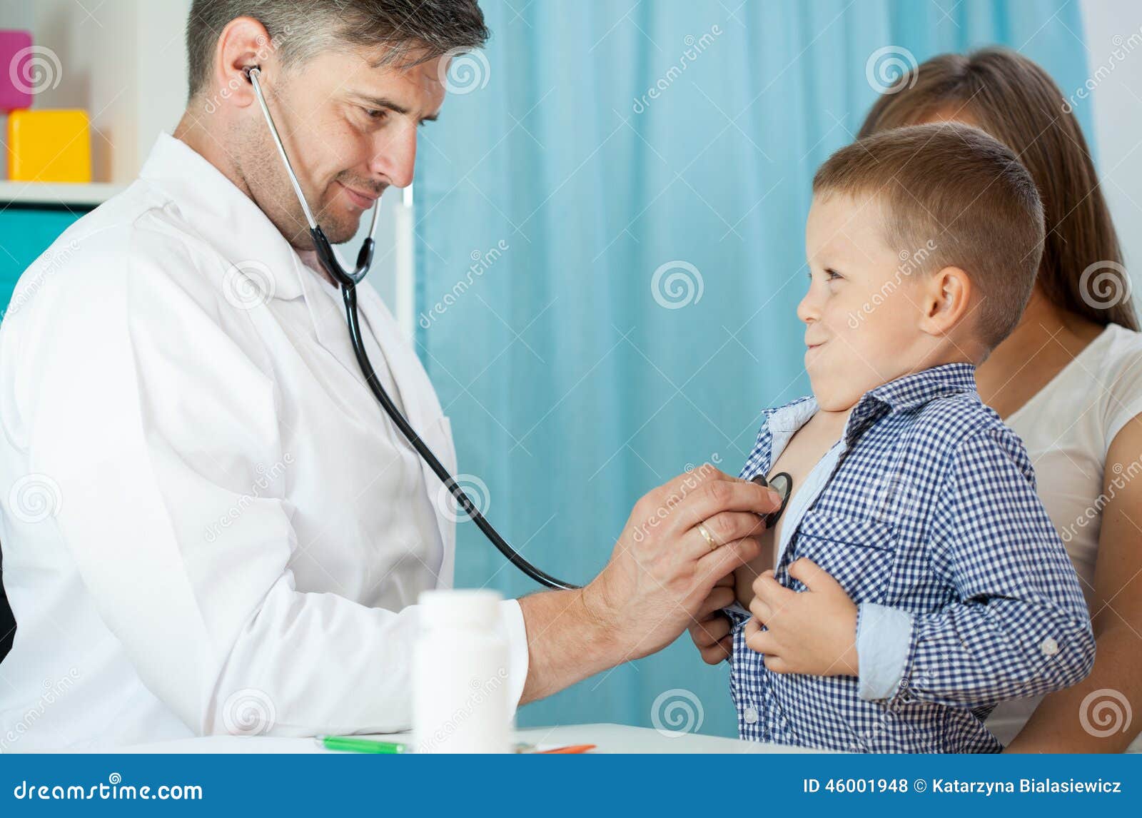 pediatrist examinate patient with stethoscope