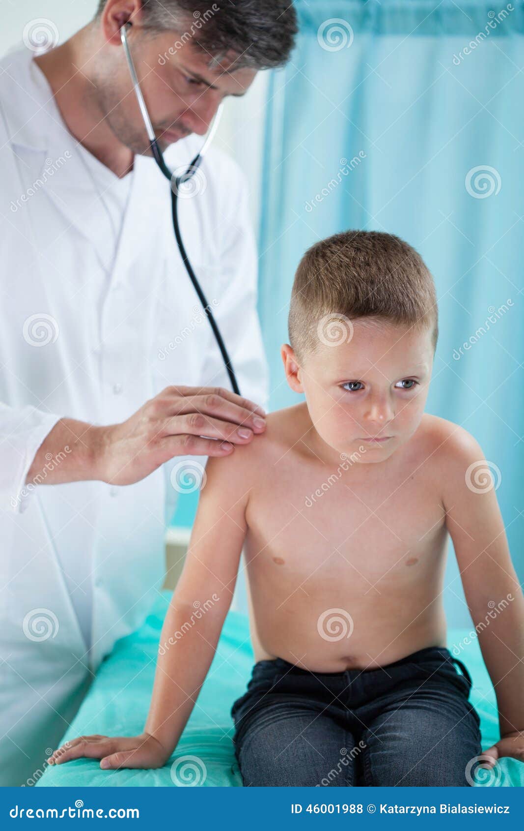 pediatrist makes auscultation