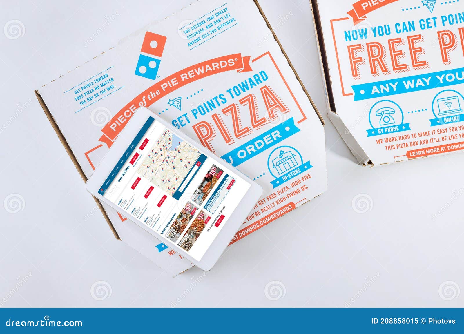 Pedido En Línea Tableta Digital Con Dominos Pizza Logo De Sacar Cajas En  Una Mesa Imagen editorial - Imagen de almuerzo, digital: 208858015