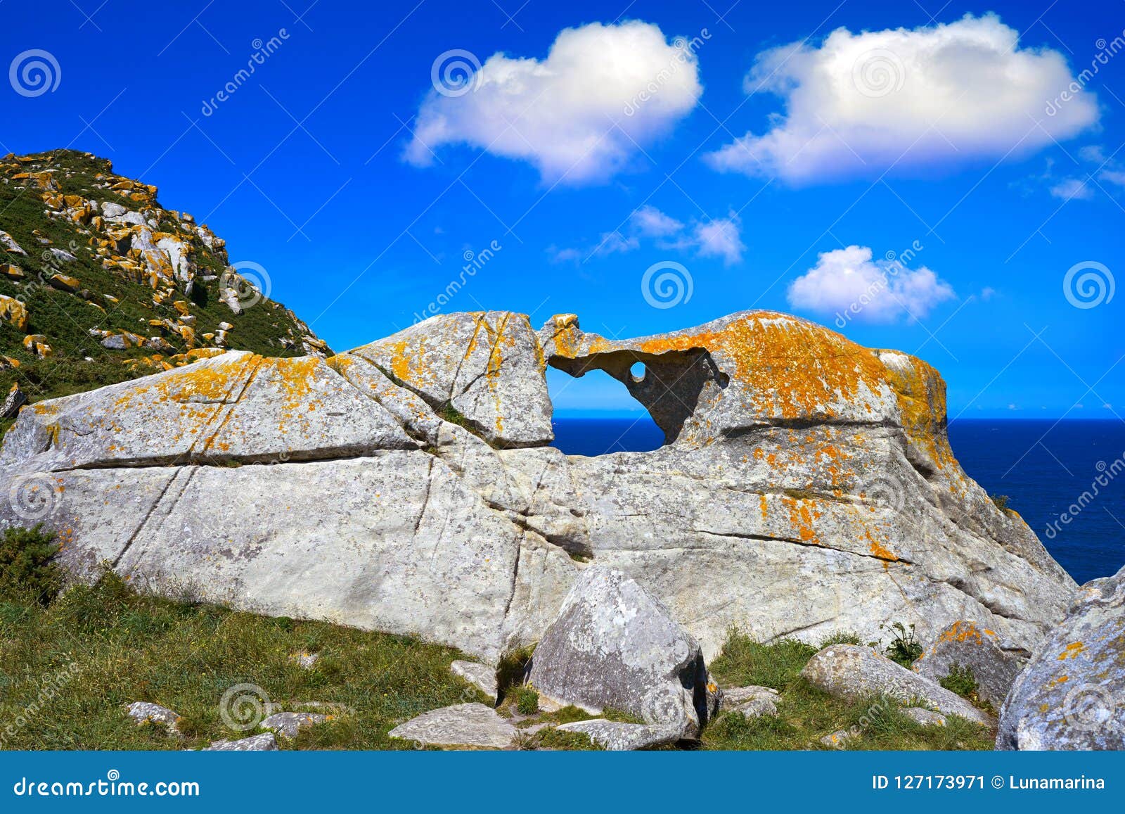 pedra da campa stone hole in islas cies islands