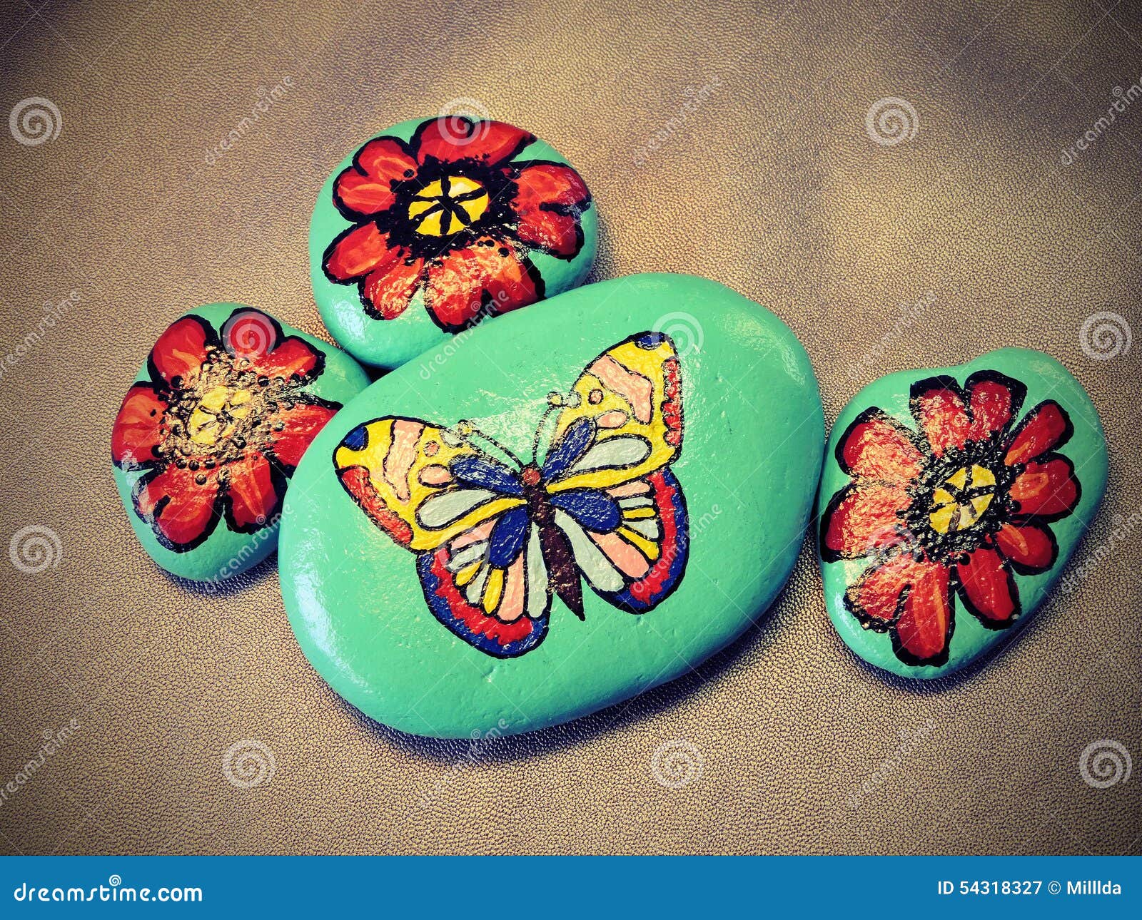 Pedras Com Borboleta E As Flores Pintadas Ilustração Stock - Ilustração de  quatro, oval: 54318327