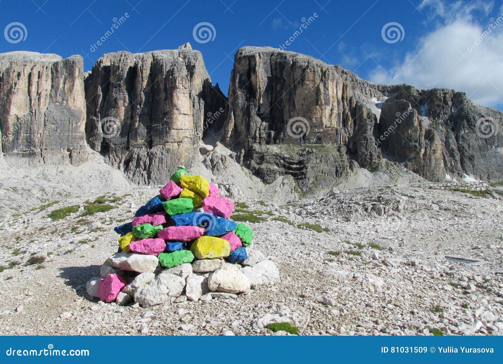 Pedras pintadas na passagem de montanha. Pedras pequenas pintadas, pirâmide das rochas na passagem de montanha nos cumes