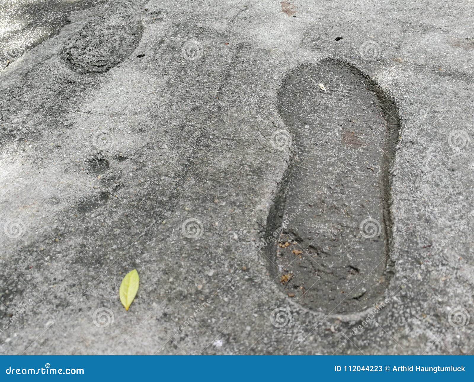 Следы на потерпевшем. Динамические следы в криминалистике. Динамические следы ног. Отпечаток на бетоне. Следы ботинок на бетоне.