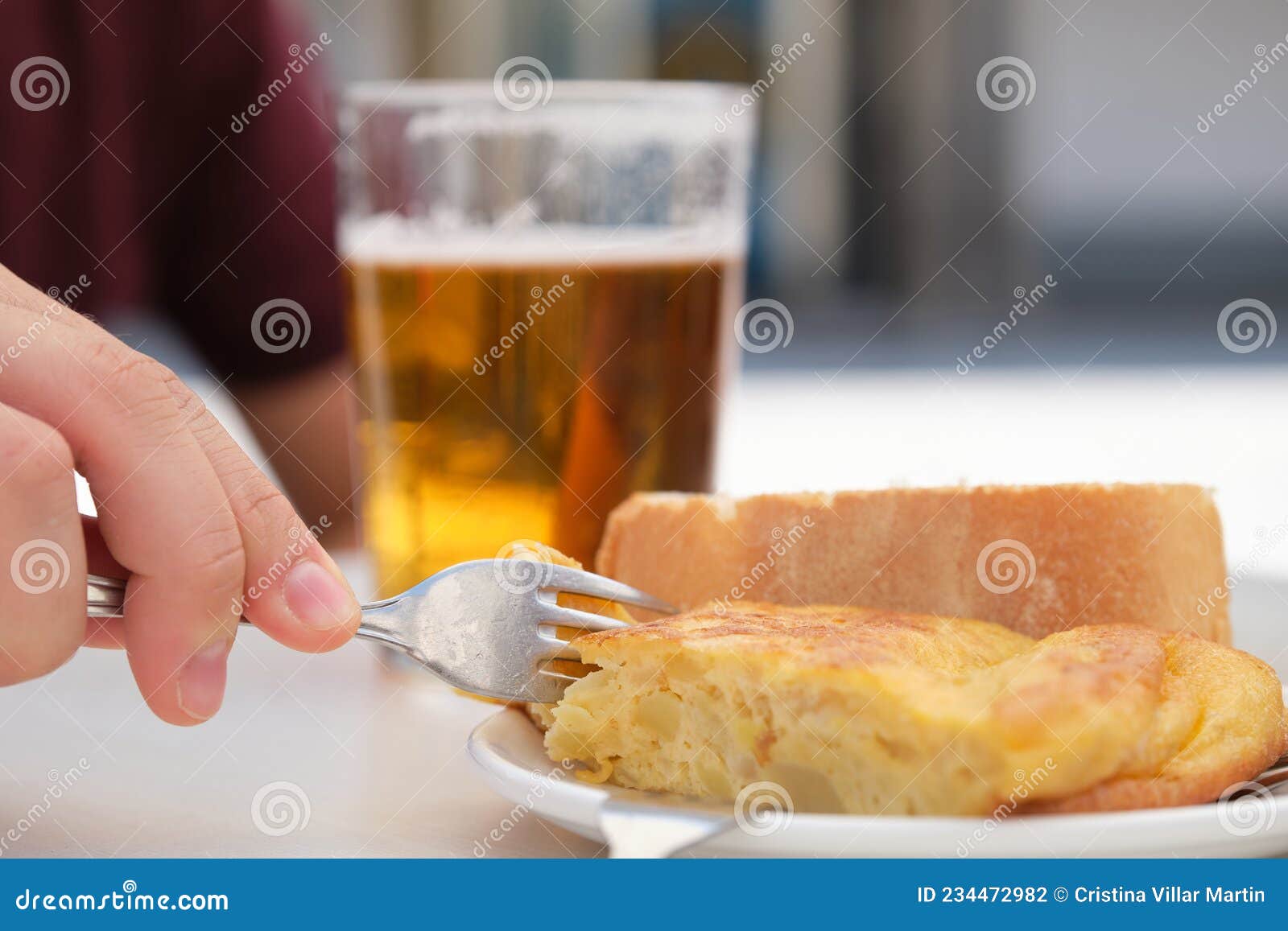 Pegando Um Pedaço De Omelete Espanhol Com Um Garfo. Foto de Stock