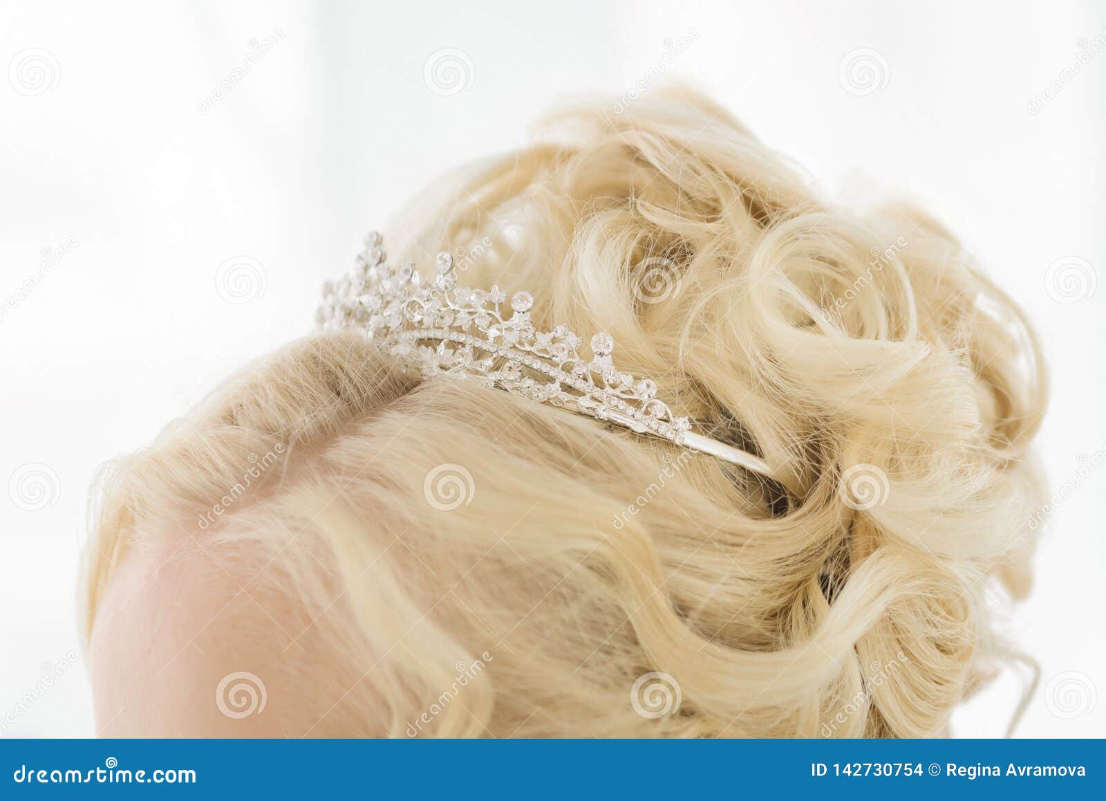 Peinado Con Una Corona De La Tiara Preparación Del Pelo Para La Novia Con  Una Tiara De La Corona La Corona Preciosa En El Pelo De Foto de archivo -  Imagen de