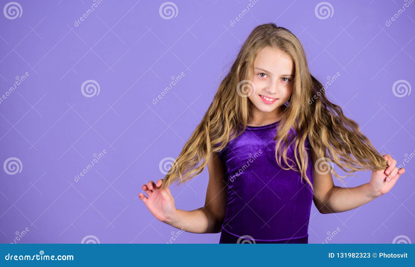 Peinados Latinos De La Danza Del Salón De Baile Muchacha Del Niño Con El Vestido Largo Del Desgaste Del Pelo En El Fondo Violeta Imagen de archivo Imagen de haga ballroom