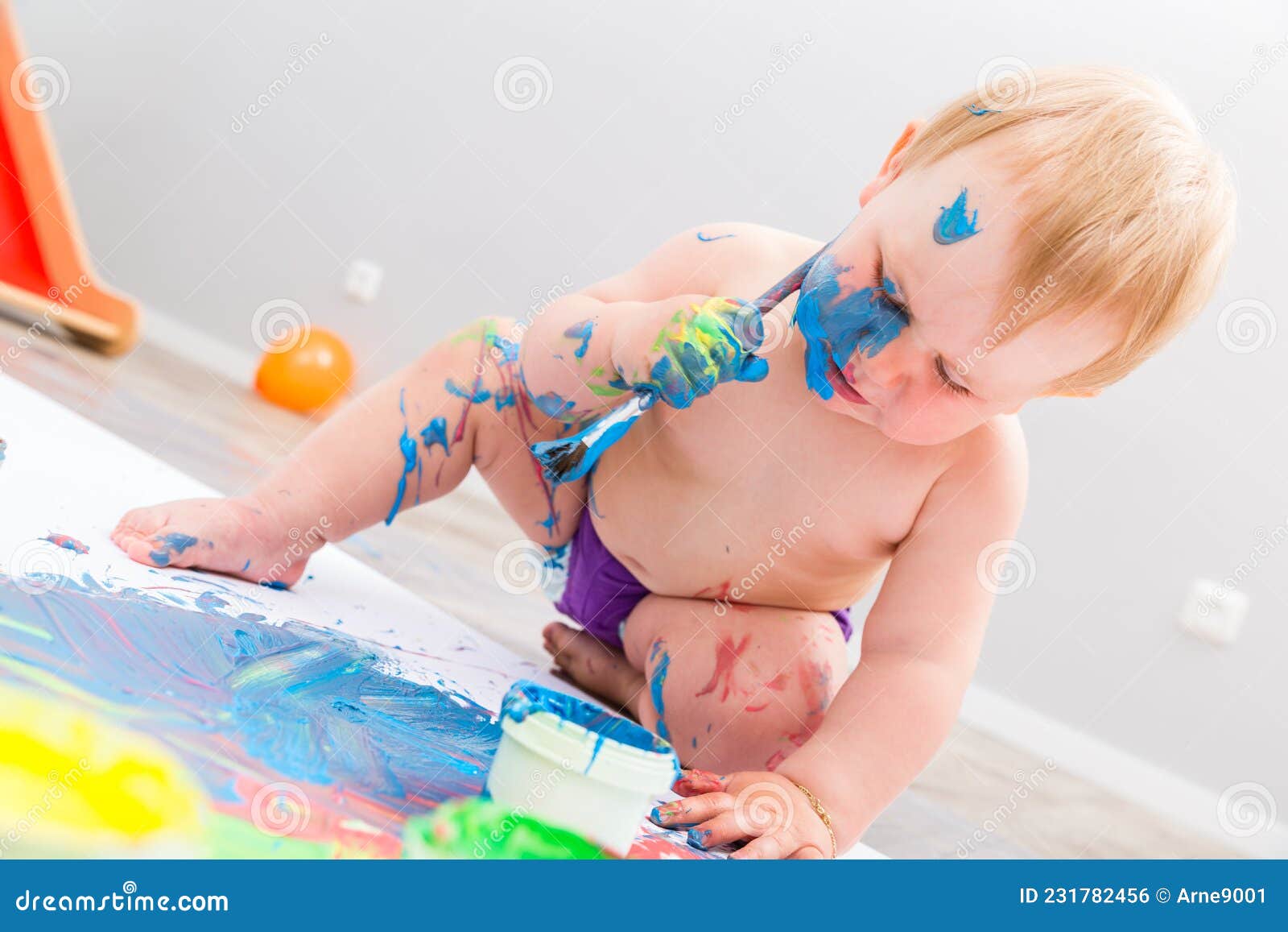 Peinture Bébé Mignonne Avec Brosse Et Peinture Photo stock - Image