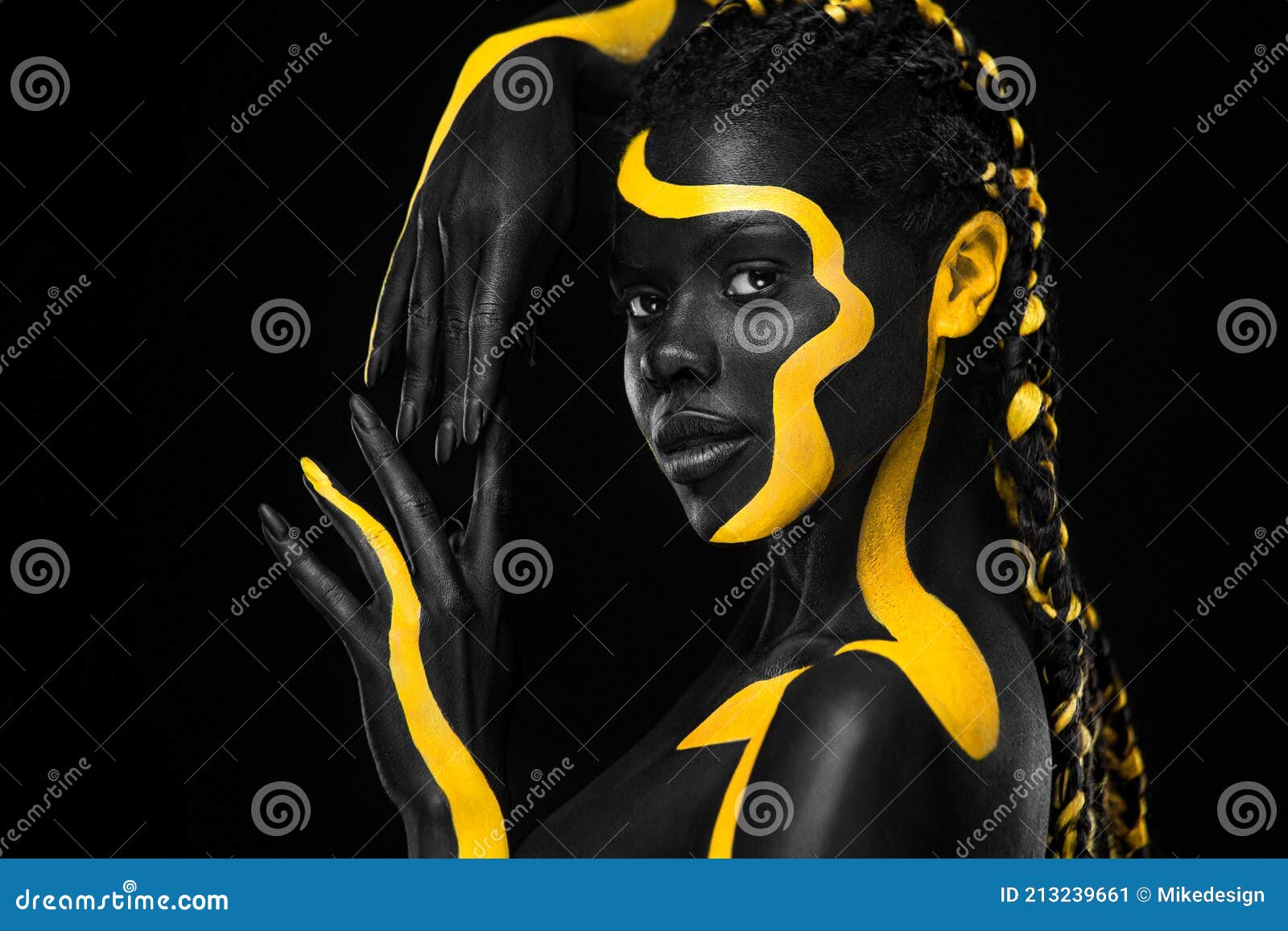Peinture Corporelle Jaune Et Noire. Femme Avec L'art De Visage. La Jeune  Fille Avec Coloré Bodypaint. Un Modèle Afro-américain Sur Image stock -  Image du noir, créateur: 213239661