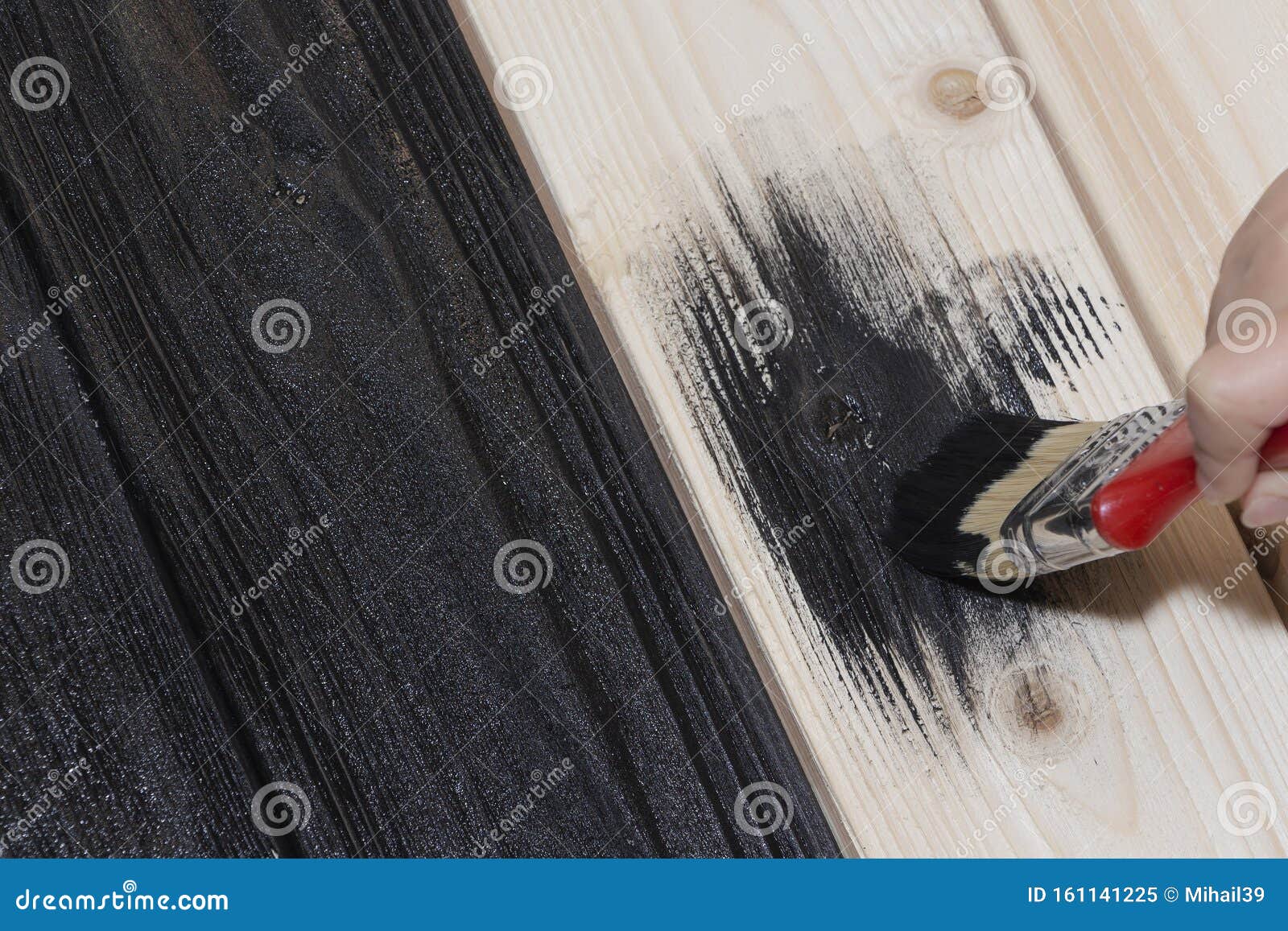 Peinture D'une Planche En Bois En Noir Peinture Noire Et Brosse