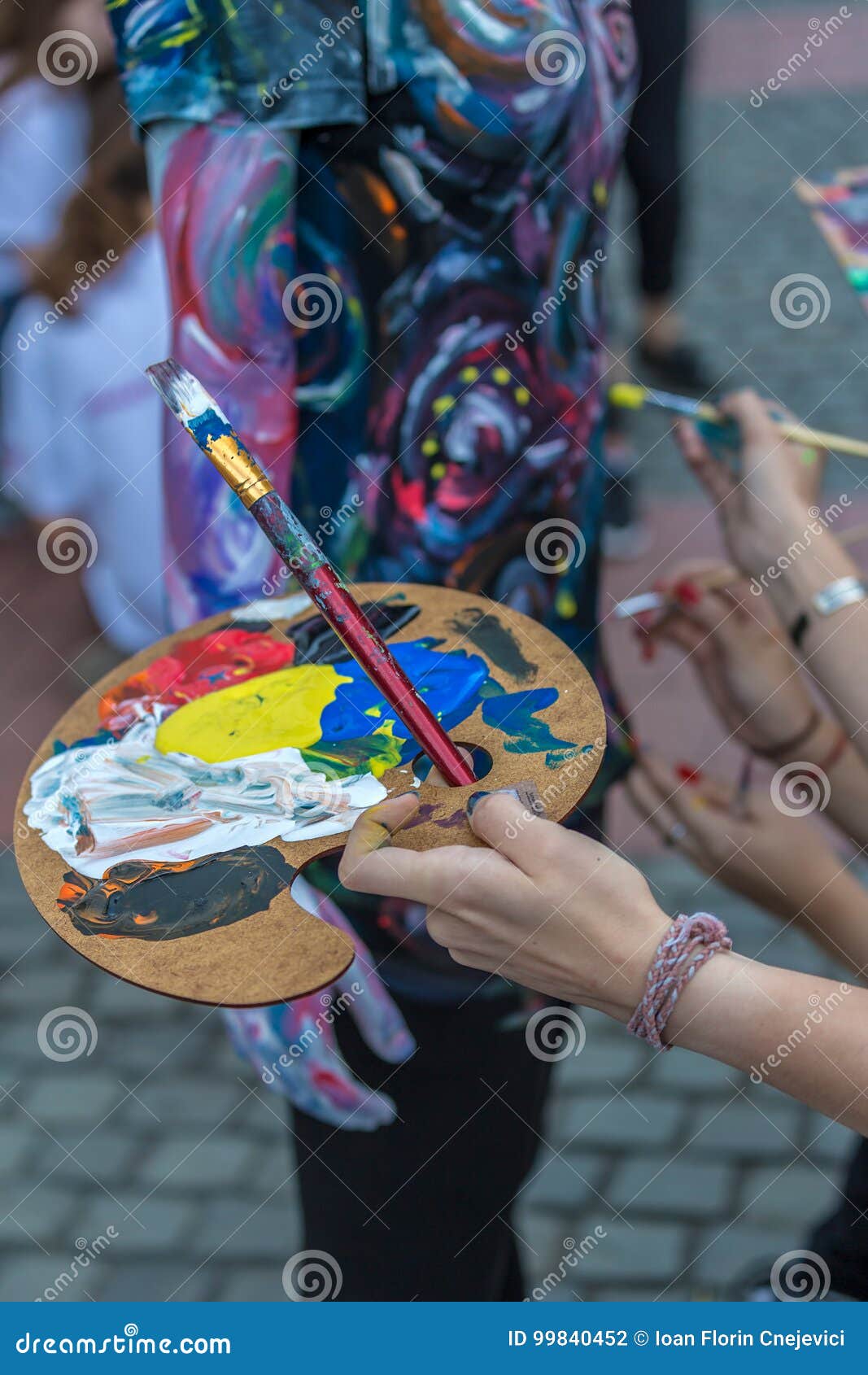 Peinture De Visage Et De Corps D'une Femme Photo stock éditorial - Image du  travail, fuselage: 99840503