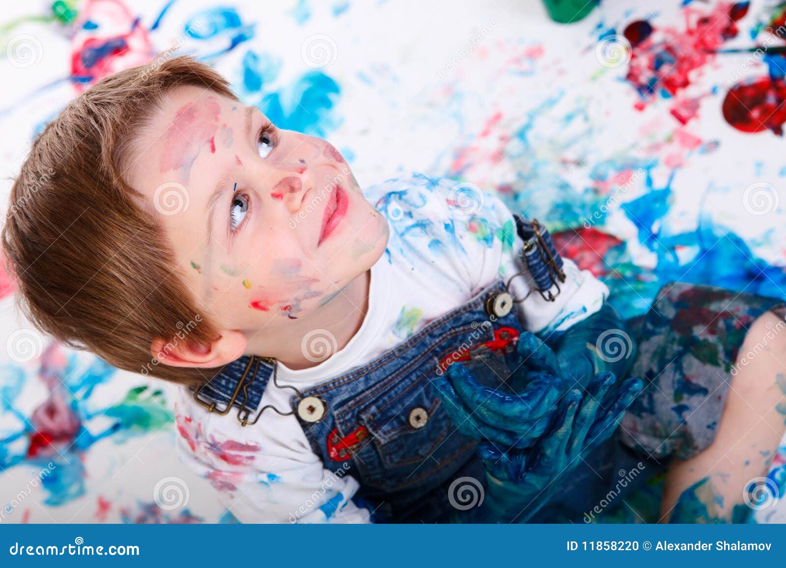 Verticale des 5 années mignonnes de peinture de garçon sur le fond blanc
